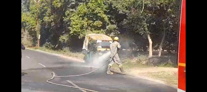 चलते टेंपो में लगी आग, आग लगने से मचा हड़कंप*