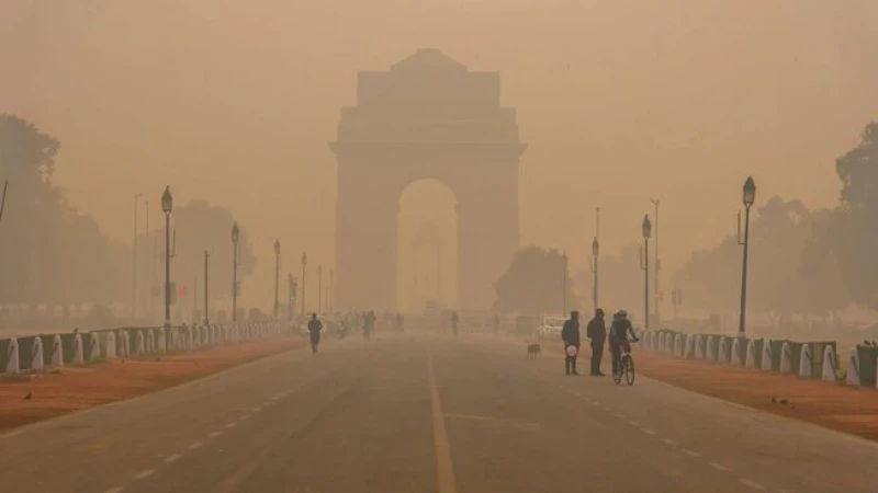 Delhi Air Pollution: दिल्ली की हवा हुई जहरीली, सांस लेना हुआ मुश्किल