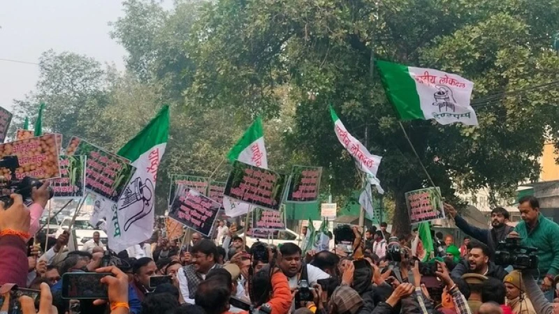 RLD Protest : लखनऊ की सड़कों पर उतरे रालोद कार्यकर्ता, निकाली पैदल मार्च यात्रा, पुलिस ने बैरिकेटिंग लगाकर रोका