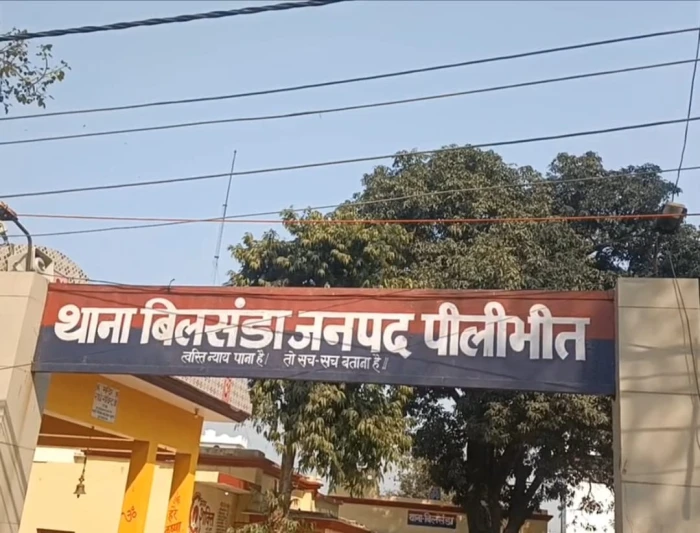 दो मोटरसाइकिलों की जोरदार भिड़ंत चार लोग घायल